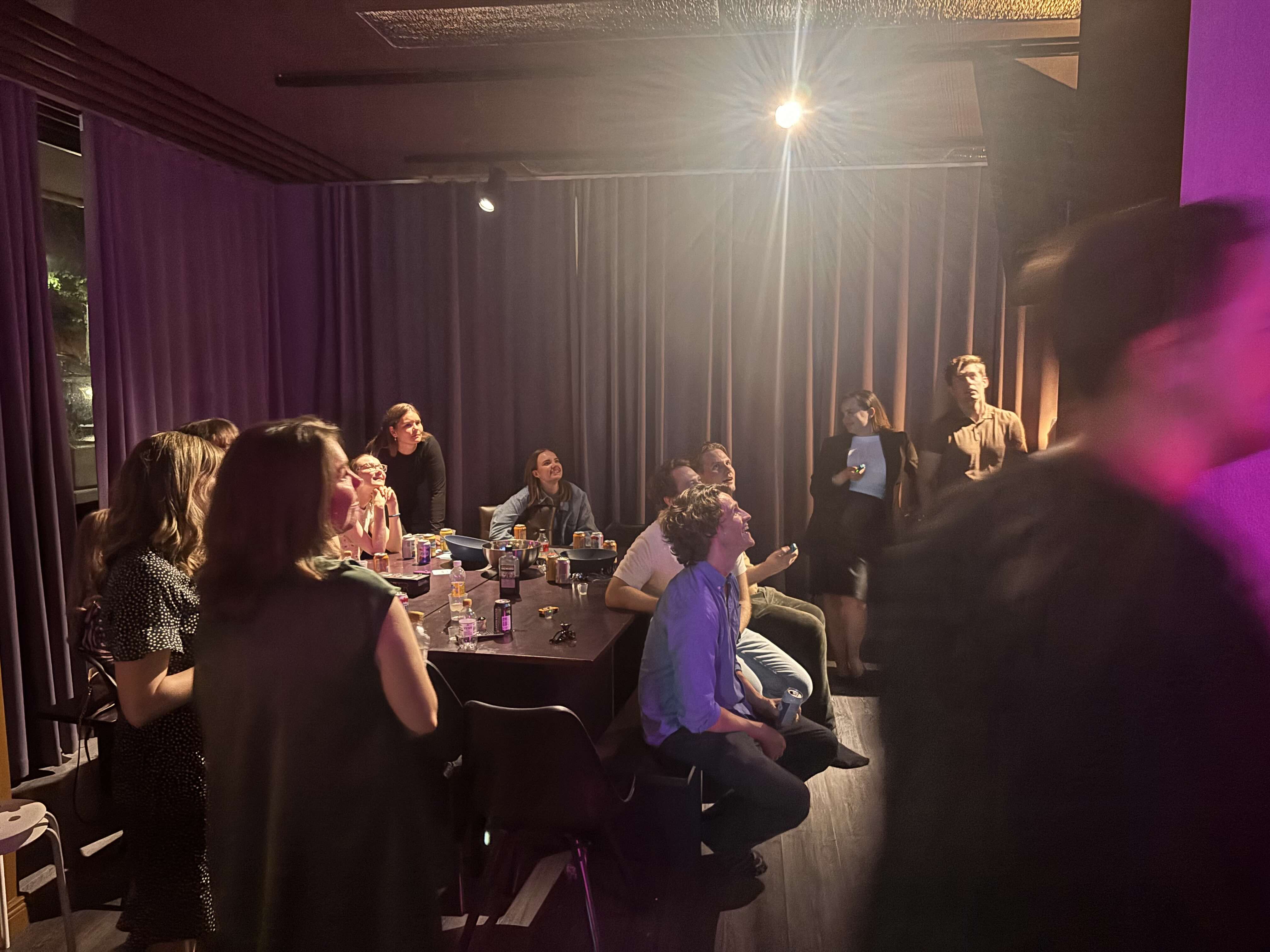 Aikuisten synttärit Helsingissä – 5 ideaa normaalin ravintolaillan tilalle