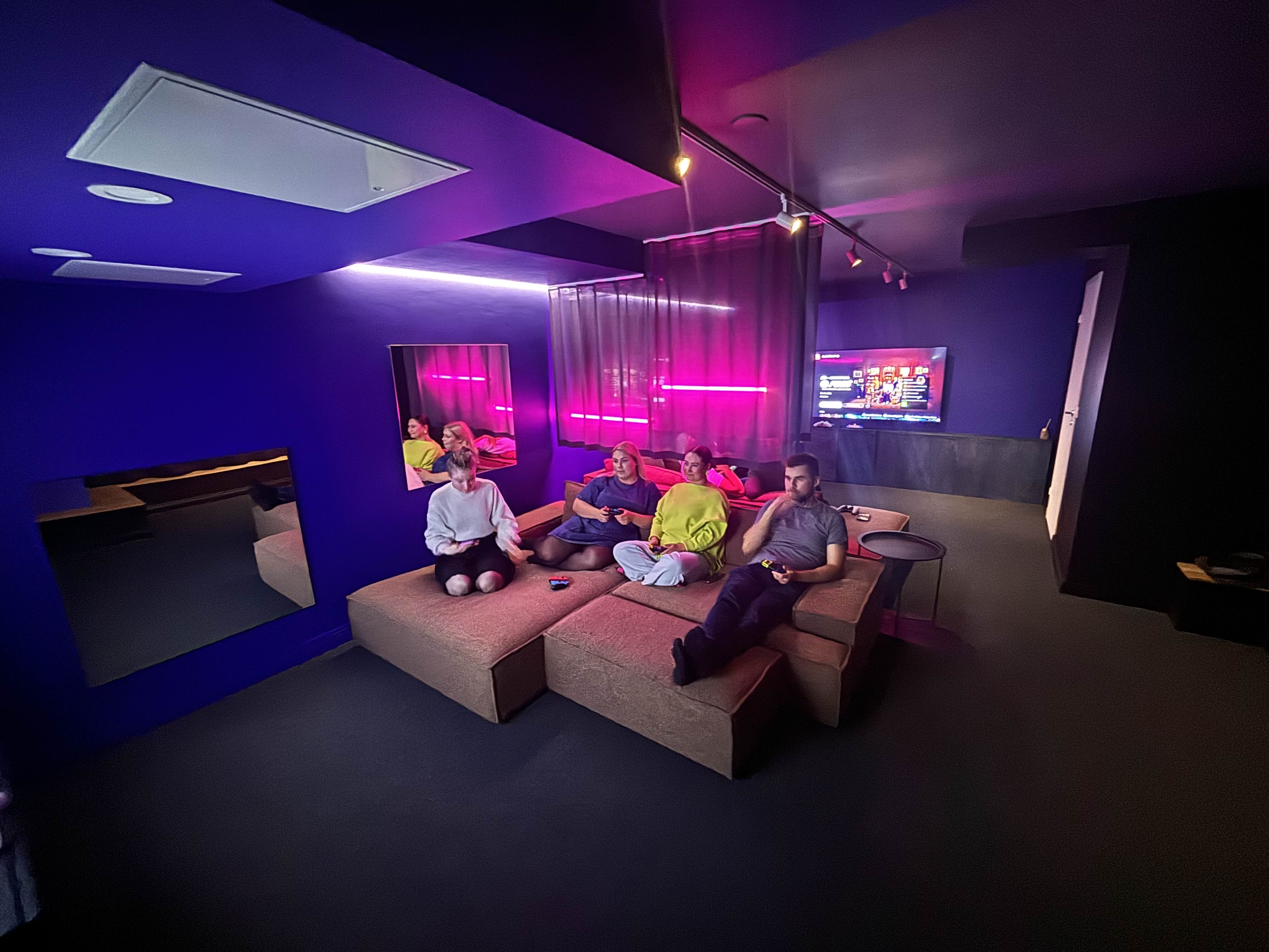 Konsoleilla pelaaminen porukalla synttärijuhlilla