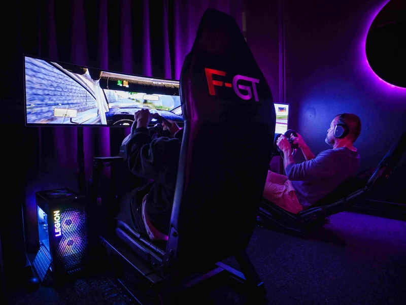 Kaksi pelaajaa kilpailee ajosimulaattoreilla GameSpacessa