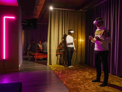 Joukkue suorittamassa VR-rastia GameSpacessa